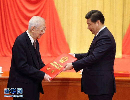 习近平向获得国家最高科学技术奖的中国科学院院士张存浩颁奖
